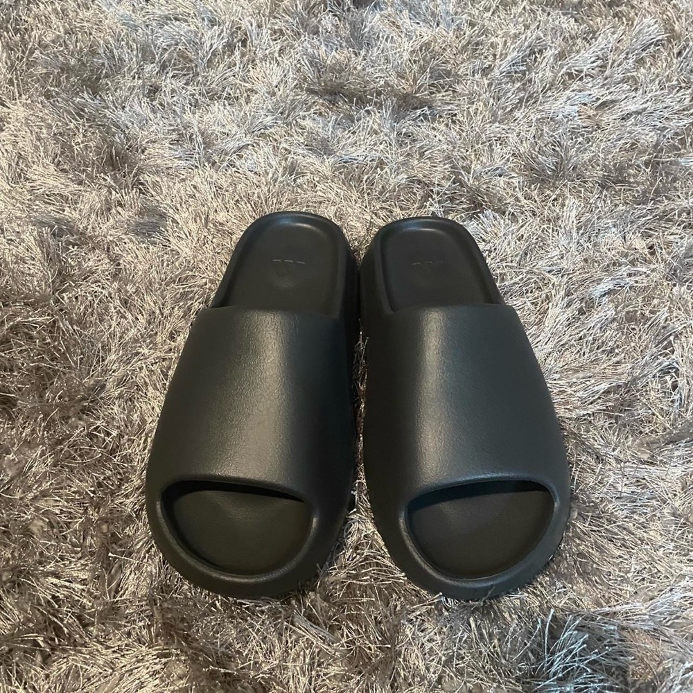Adidas Yeezy onyx slides